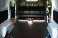 Allestimento veicoli pianali e rivestimenti per furgoni come Fiat Ducato, Peugeot Boxer, Citroën Jumper, Mercedes Sprinter, Volkswagen Crafter, Renault Master, Iveco Daily, Nissan NV400, Opel Movano e Ford Transit.