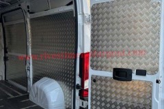 Allestimento veicoli pianali e rivestimenti per furgoni come Fiat Ducato, Peugeot Boxer, Citroën Jumper, Mercedes Sprinter, Volkswagen Crafter, Renault Master, Iveco Daily, Nissan NV400, Opel Movano e Ford Transit.