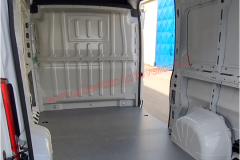 Allestimento veicoli pianali e rivestimenti per furgoni come Fiat Ducato, Peugeot Boxer, Citroën Jumper, Mercedes Sprinter, Volkswagen Crafter, Renault Master, Iveco Daily, Nissan NV400, Opel Movano e Ford Transit.