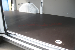 Allestimento veicoli pianali e rivestimenti per furgoni come Fiat Ducato, Peugeot Boxer, Citroën Jumper, Mercedes Sprinter, Volkswagen Crafter, Renault Master, Iveco Daily, Nissan NV400, Opel Movano e Ford Transit.