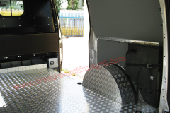 Allestimento veicoli pianali e rivestimenti per furgoni come Fiat Ducato, Peugeot Boxer, Citroën Jumper, Mercedes Sprinter, Volkswagen Crafter, Renault Master, Iveco Daily, Nissan NV400, Opel Movano e Ford Transit.