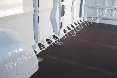 Allestimento veicoli pianali e rivestimenti per furgoni come Fiat Ducato, Peugeot Boxer, Citroën Jumper, Mercedes Sprinter, Volkswagen Crafter, Renault Master, Iveco Daily, Nissan NV400, Opel Movano e Ford Transit.