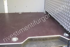 Allestimento veicoli pianali e rivestimenti per furgoni come Fiat Ducato, Peugeot Boxer, Citroën Jumper, Mercedes Sprinter, Volkswagen Crafter, Renault Master, Iveco Daily, Nissan NV400, Opel Movano e Ford Transit.