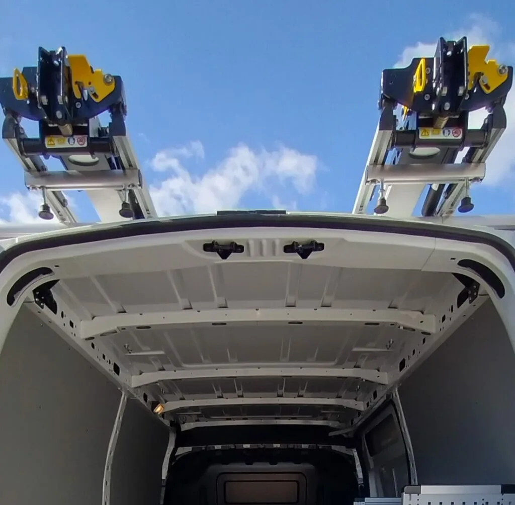 Allestimento personalizzato per realizzato su Nissan NV300 con ripiani modulari per allestimenti da lavoro