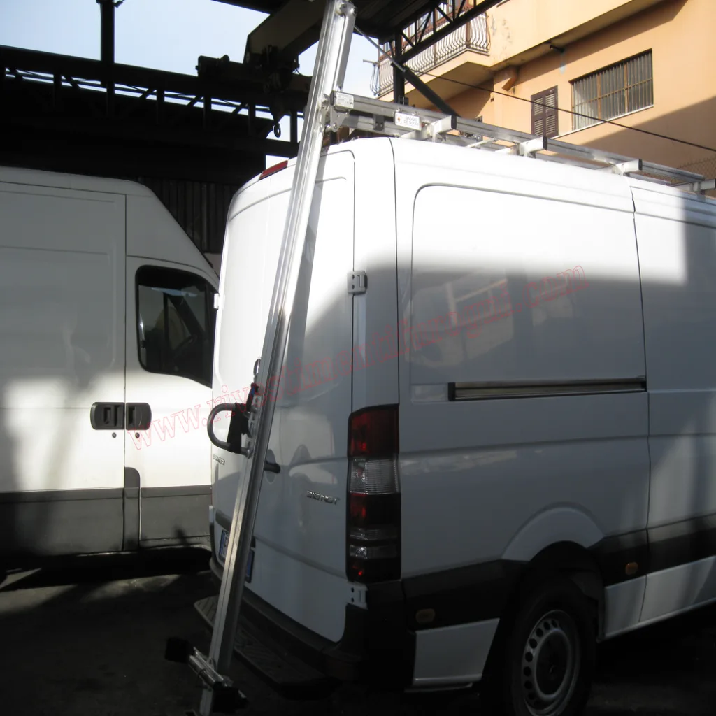 Allestimenti per furgoni realizzato su Nissan NV400 con ripiani modulari per tecnici e manutentori