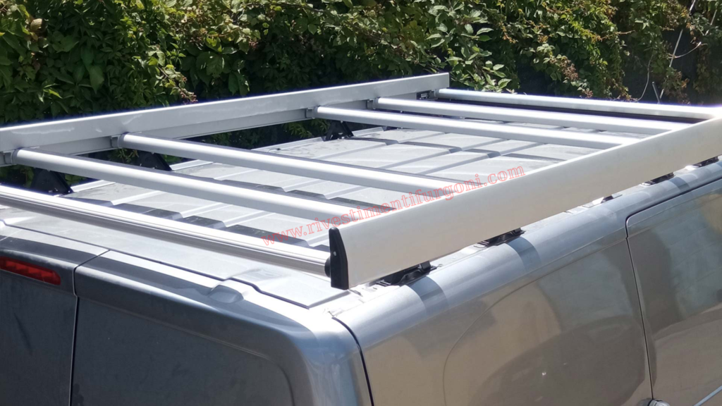 Immagine di portatutto professionali per furgoni, progettati per offrire robustezza e versatilità. Ideali per migliorare la capacità di carico del tuo veicolo commerciale, questi sistemi sono dotati di design ergonomico e materiali resistenti, garantendo sicurezza e affidabilità durante il trasporto. Scopri come i nostri portatutto professionali possono ottimizzare il tuo spazio di carico e migliorare l'efficienza operativa.
