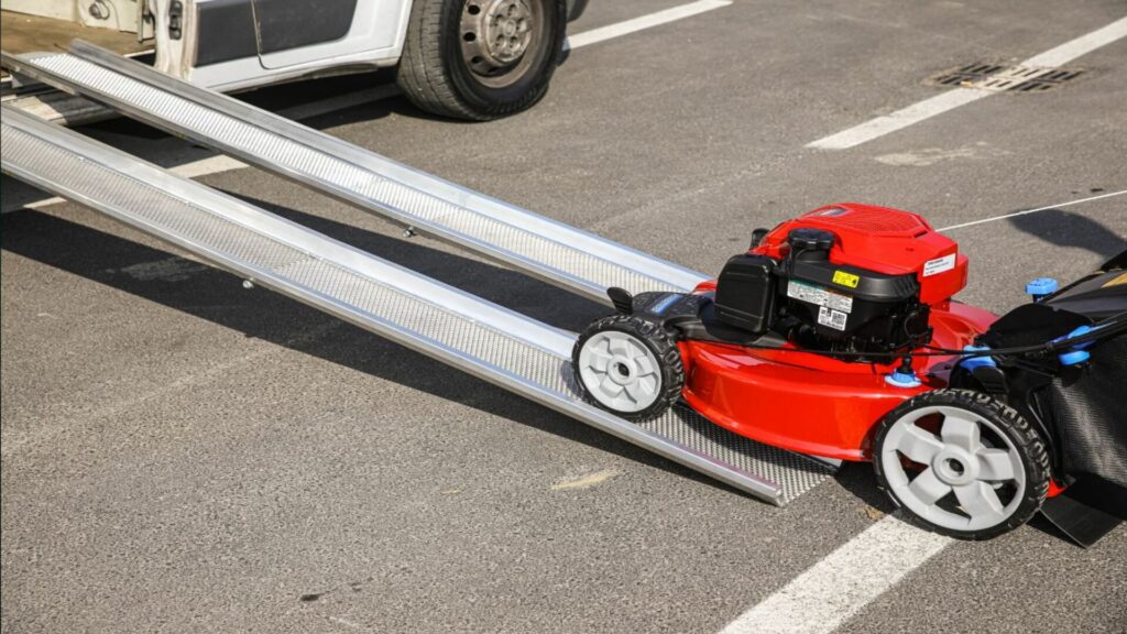 Rampe mobili in alluminio: soluzioni leggere e resistenti per carico e scarico su veicoli e spazi di accesso. Scopri le migliori rampe di carico per furgoni e veicoli commerciali.