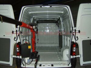 Furgone attrezzato per soccorso stradale con verricello, rampe di carico, segnaletica di emergenza e luci lampeggianti, pronto per interventi su strada