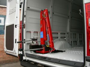 Furgone attrezzato per soccorso stradale con verricello, rampe di carico, segnaletica di emergenza e luci lampeggianti, pronto per interventi su strada