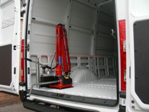 Furgone attrezzato per soccorso stradale con verricello, rampe di carico, segnaletica di emergenza e luci lampeggianti, pronto per interventi su strada