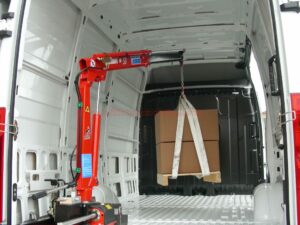 Furgone attrezzato per soccorso stradale con verricello, rampe di carico, segnaletica di emergenza e luci lampeggianti, pronto per interventi su strada