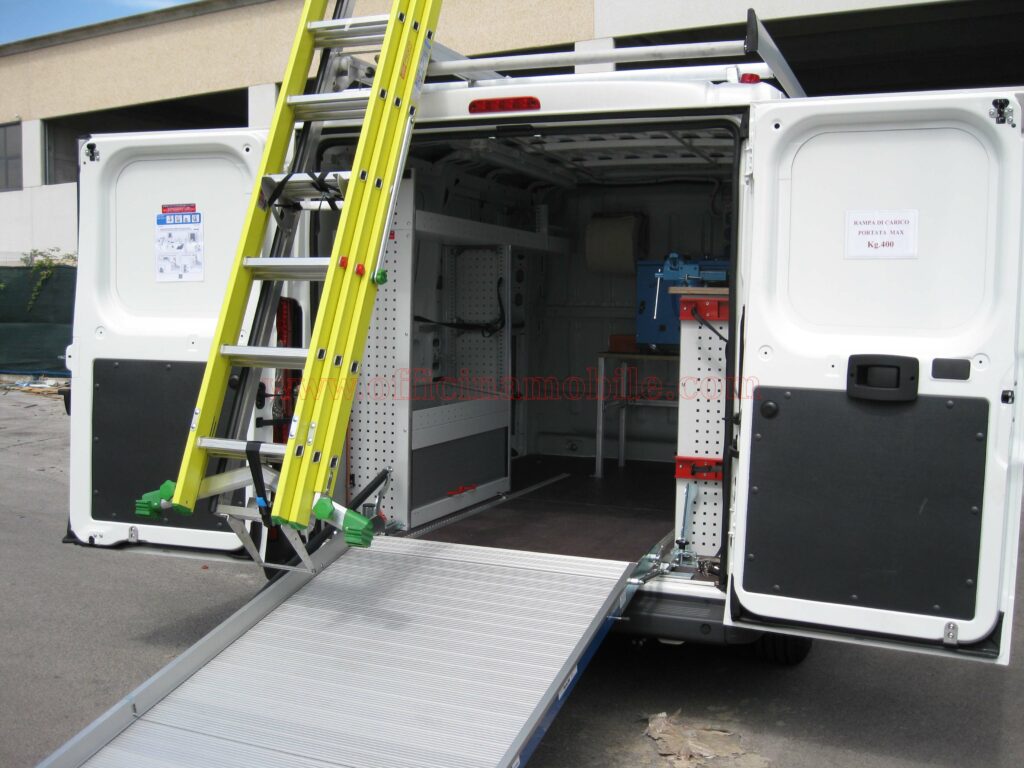 Rampa per furgoni: Pedane per Fiat Ducato, Ford Transit, Mercedes-Benz Sprinter, Volkswagen Crafter, Iveco Daily, Renault Master, Peugeot Boxer, Citroën Jumper, Opel Movano, Fiat Doblo, Ford Transit Connect, Renault Kangoo, Citroën Berlingo, Peugeot Partner, Opel Combo, Toyota Proace City, Fiat Scudo, Citroën Jumpy, Peugeot Expert, Toyota Proace, Opel Vivaro, Renault Trafic, Nissan NV300, Dacia Dokker, Renault Express, Volkswagen Caddy, Volkswagen Transporter, Ford Custom, MAN TGE, Mercedes Vito, Hyundai H350, Nissan NV200, Nissan Primastar, Nissan Interstar e Fiat Talento.