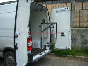 Furgone attrezzato per soccorso stradale con verricello, rampe di carico, segnaletica di emergenza e luci lampeggianti, pronto per interventi su strada