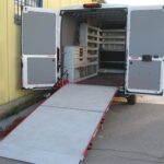 Rampa per furgoni: Pedane per Fiat Ducato, Ford Transit, Mercedes-Benz Sprinter, Volkswagen Crafter, Iveco Daily, Renault Master, Peugeot Boxer, Citroën Jumper, Opel Movano, Fiat Doblo, Ford Transit Connect, Renault Kangoo, Citroën Berlingo, Peugeot Partner, Opel Combo, Toyota Proace City, Fiat Scudo, Citroën Jumpy, Peugeot Expert, Toyota Proace, Opel Vivaro, Renault Trafic, Nissan NV300, Dacia Dokker, Renault Express, Volkswagen Caddy, Volkswagen Transporter, Ford Custom, MAN TGE, Mercedes Vito, Hyundai H350, Nissan NV200, Nissan Primastar, Nissan Interstar e Fiat Talento.