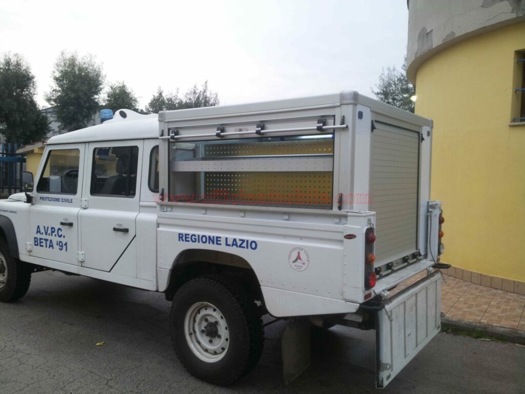 Allestimento su misura per realizzato su Peugeot Expert con cassettiere portautensili per organizzare utensili e materiali