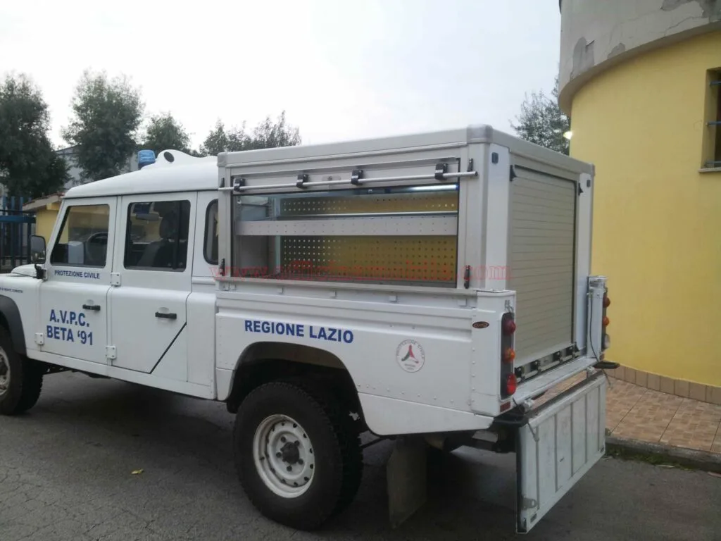 Allestimento su misura per realizzato su Peugeot Expert con cassettiere portautensili per organizzare utensili e materiali