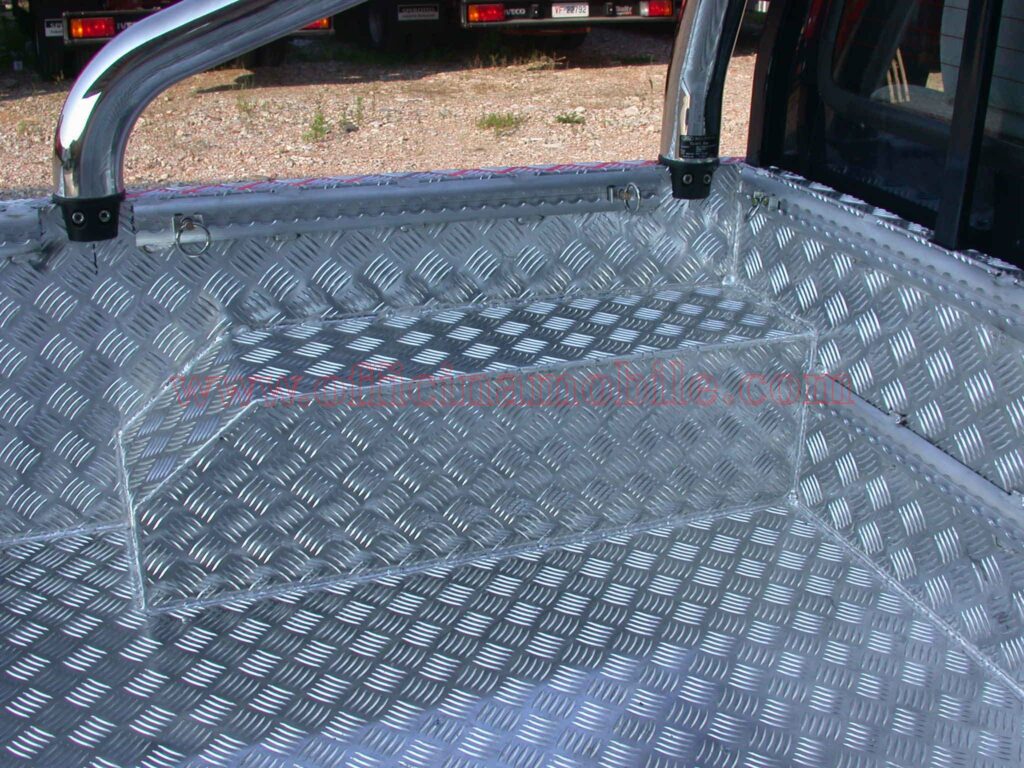 Allestimento Veicoli realizzato su Citroën Nemo con cassettiere portautensili per organizzare utensili e materiali