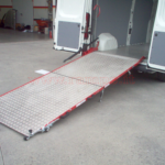 Rampa per furgoni: Pedane per Fiat Ducato, Ford Transit, Mercedes-Benz Sprinter, Volkswagen Crafter, Iveco Daily, Renault Master, Peugeot Boxer, Citroën Jumper, Opel Movano, Fiat Doblo, Ford Transit Connect, Renault Kangoo, Citroën Berlingo, Peugeot Partner, Opel Combo, Toyota Proace City, Fiat Scudo, Citroën Jumpy, Peugeot Expert, Toyota Proace, Opel Vivaro, Renault Trafic, Nissan NV300, Dacia Dokker, Renault Express, Volkswagen Caddy, Volkswagen Transporter, Ford Custom, MAN TGE, Mercedes Vito, Hyundai H350, Nissan NV200, Nissan Primastar, Nissan Interstar e Fiat Talento.