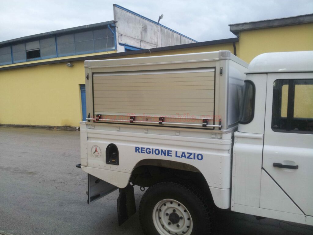Scaffalature per officine mobili realizzato su Renault Kangoo con ripiani modulari per organizzare utensili e materiali
