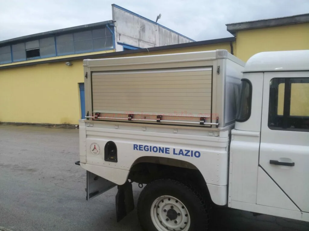 Scaffalature per officine mobili realizzato su Renault Kangoo con ripiani modulari per organizzare utensili e materiali