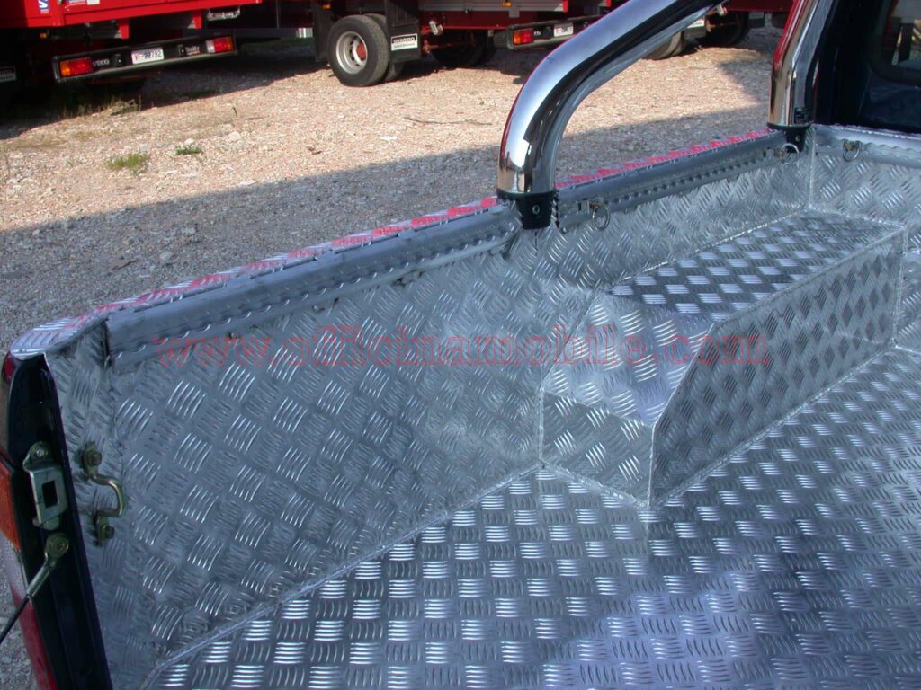 Scaffalature per veicoli commerciali realizzato su Nissan NV200 con sistema di organizzazione utensili per tecnici e manutentori