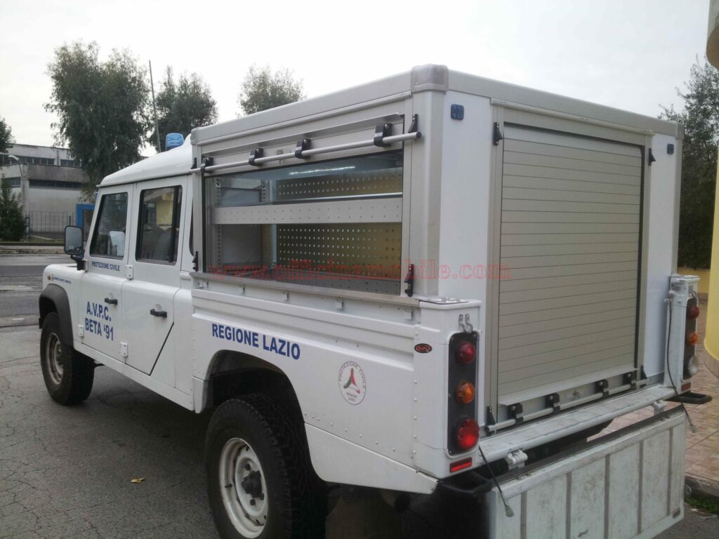 Scaffalature per veicoli commerciali realizzato su Peugeot Expert con scaffalature modulari per utilizzo professionale