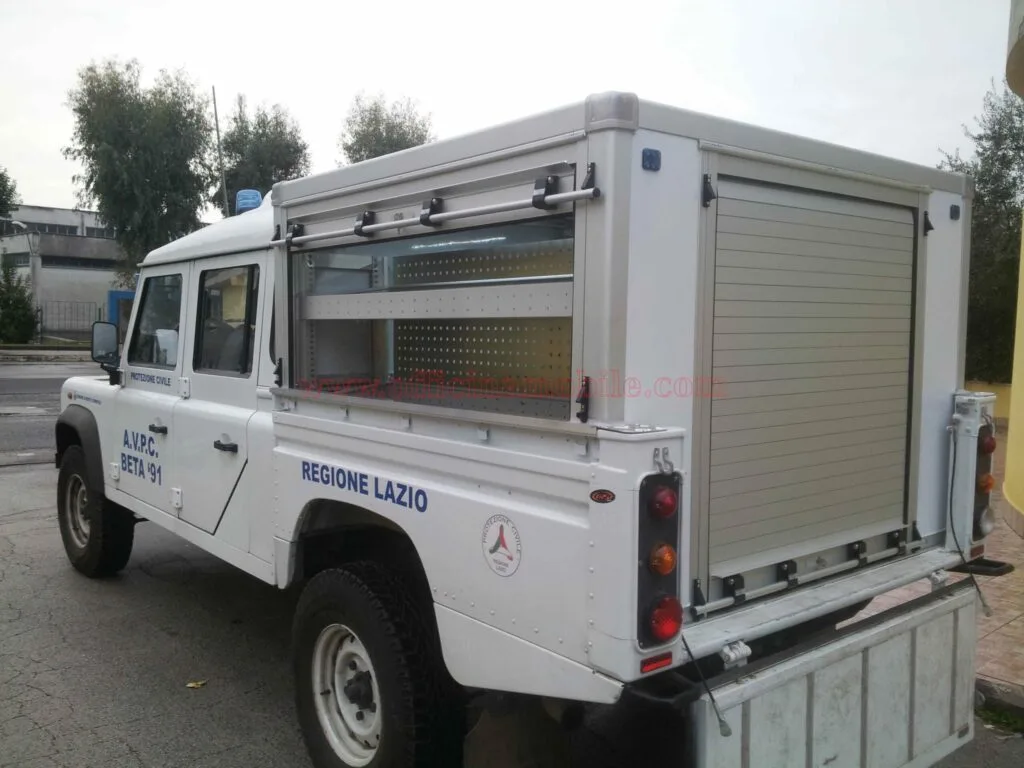 Scaffalature per veicoli commerciali realizzato su Peugeot Expert con scaffalature modulari per utilizzo professionale