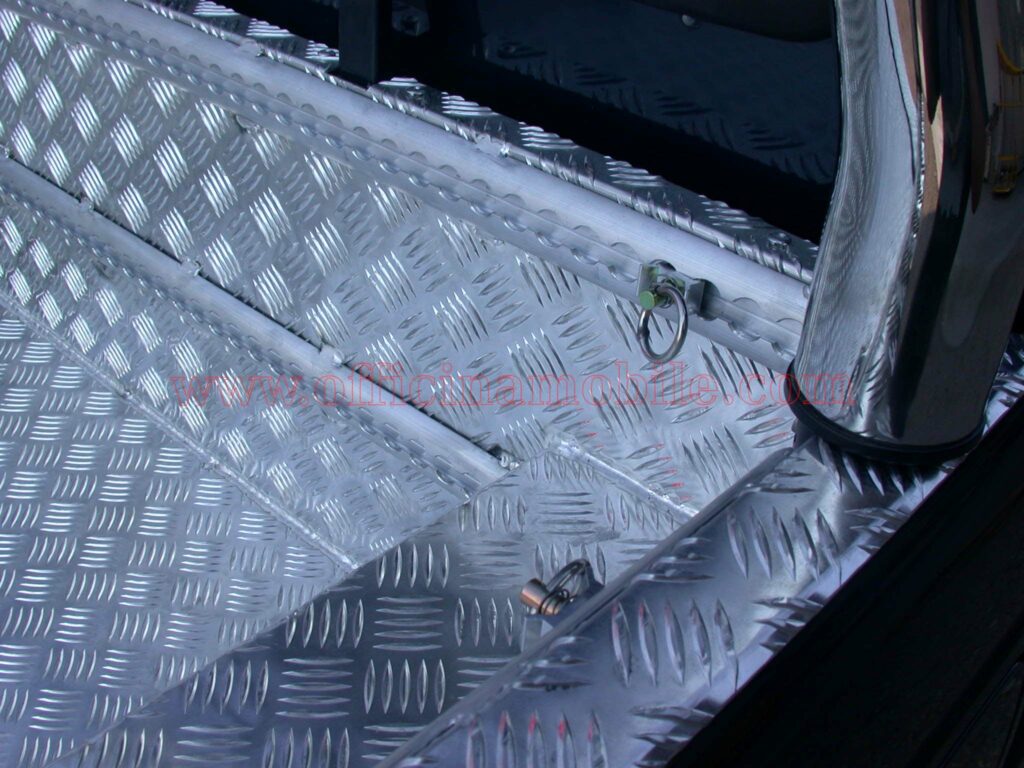 Scaffali per furgoni realizzato su Volkswagen Crafter con ripiani modulari per allestimenti da lavoro