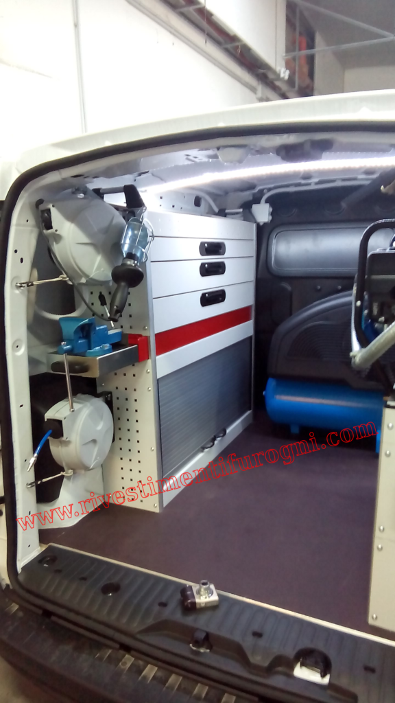 Allestimento per Fiat Ducato, Ford Transit, Mercedes-Benz Sprinter, Volkswagen Crafter, Iveco Daily, Renault Master, Peugeot Boxer, Citroën Jumper, Opel Movano, Fiat Doblo, Ford Transit Connect, Renault Kangoo, Citroën Berlingo, Peugeot Partner, Opel Combo, Toyota Proace City, Fiat Scudo, Citroën Jumpy, Peugeot Expert, Toyota Proace, Opel Vivaro, Renault Trafic, Nissan NV300, Dacia Dokker, Renault Express, Volkswagen Caddy, Volkswagen Transporter, Ford Custom, MAN TGE, Mercedes Vito, Hyundai H350, Nissan NV200, Nissan Primastar, Nissan Interstar, Fiat Talento