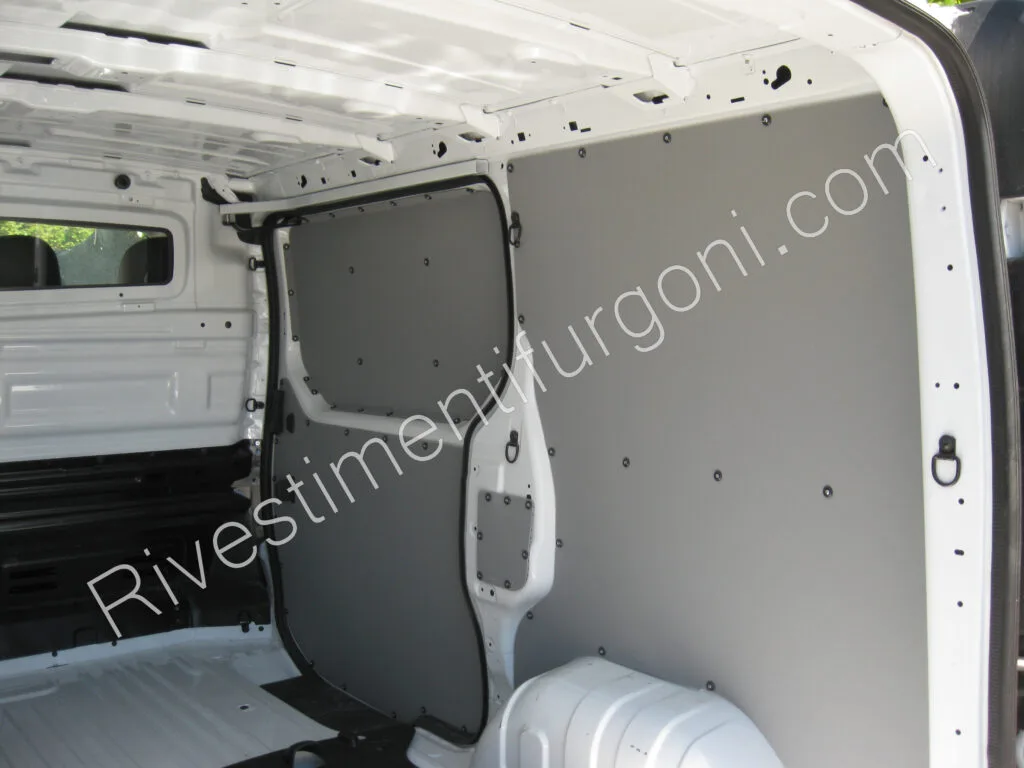 Allestimento Veicoli realizzato su Renault Trafic con scaffalature modulari per organizzare utensili e materiali